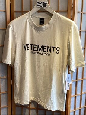 VETEMENTS Limited Edition Logo T-Shirt D2961-K4 Men's Size Small